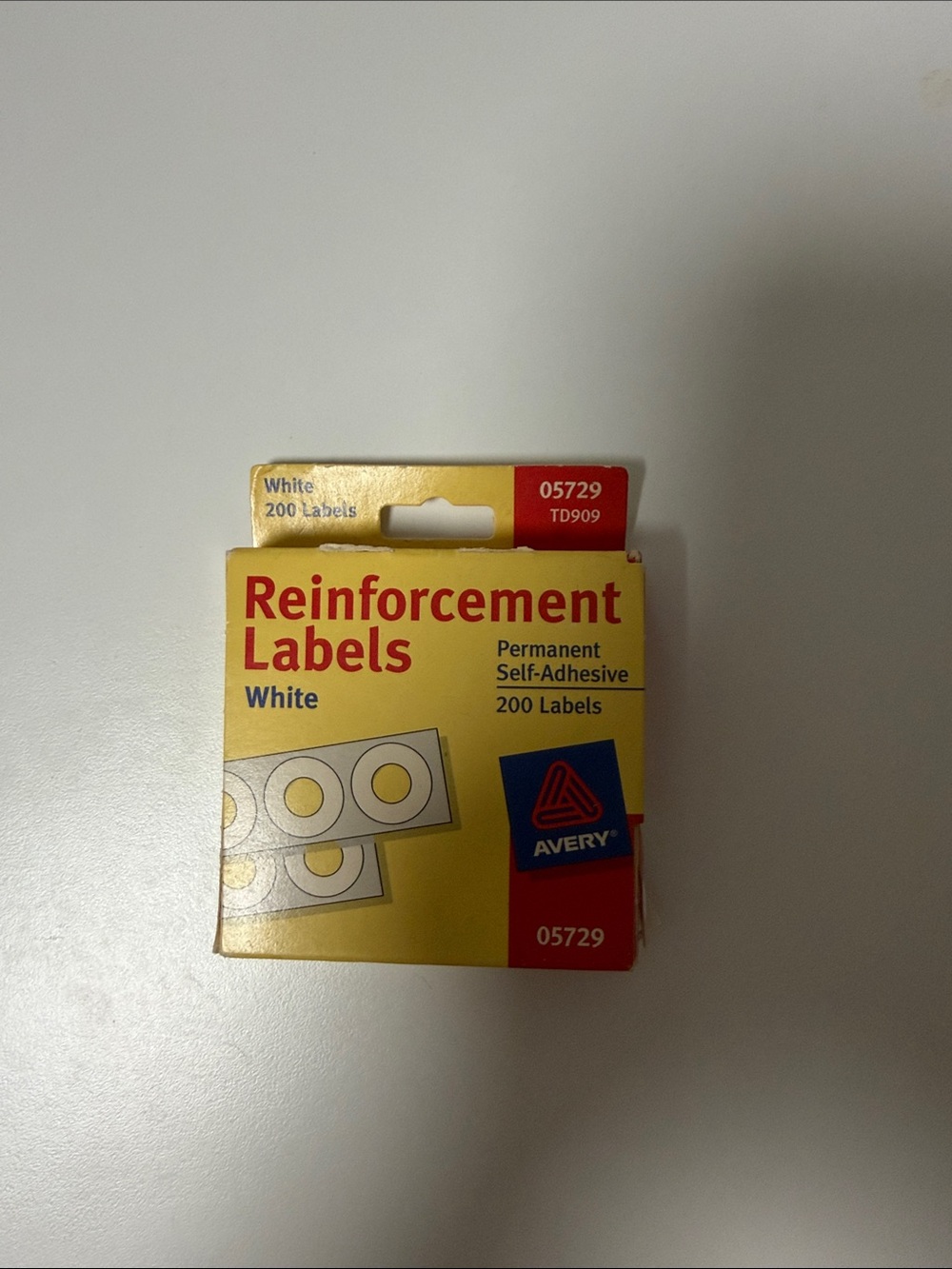 Avery White Reinforcement Labels with Yellow Ring Pack